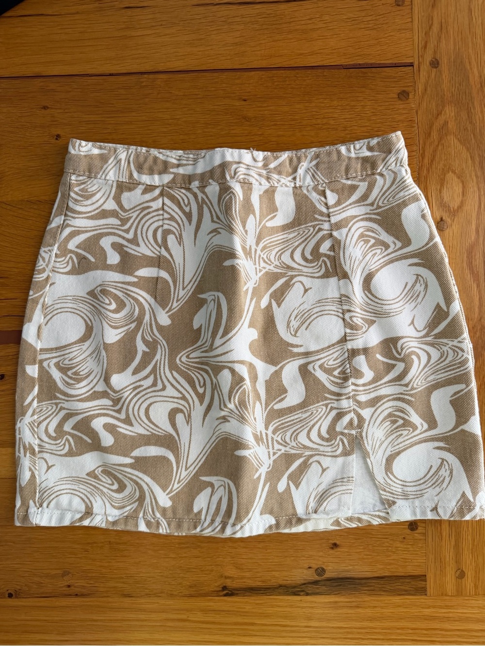 vestique Beige and White Swirl Mini Skirt